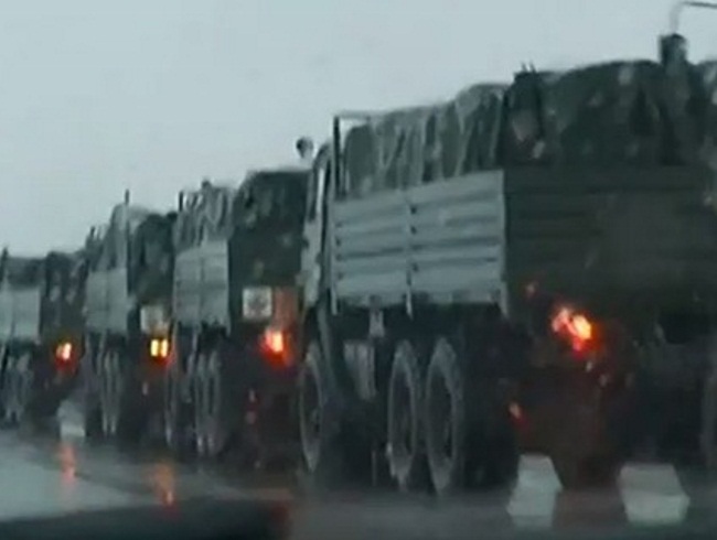 Журналисты зафиксировали колонну российской бронетехники, которая двигалась к украинской границе