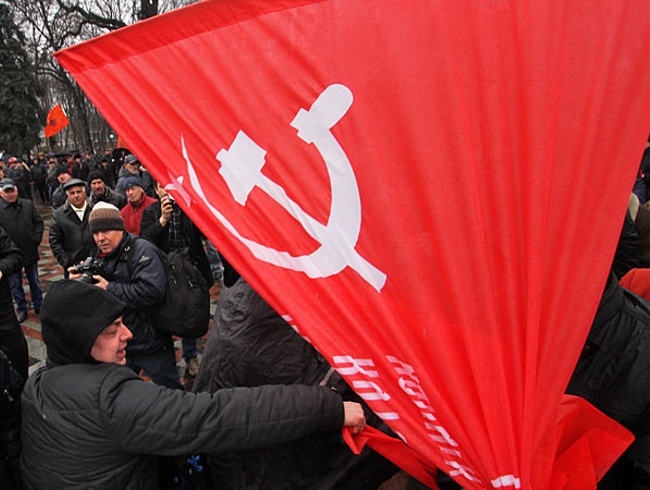 Флаг СССР стал причиной потасовки под Верховным Советом
