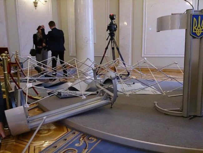 Восстановление разрушенного во время драки нардепов пресс-поинта будет стоить 40 тыс. гривен