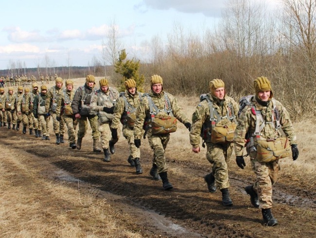 На полигоне в Житомирской области начались учения десантников